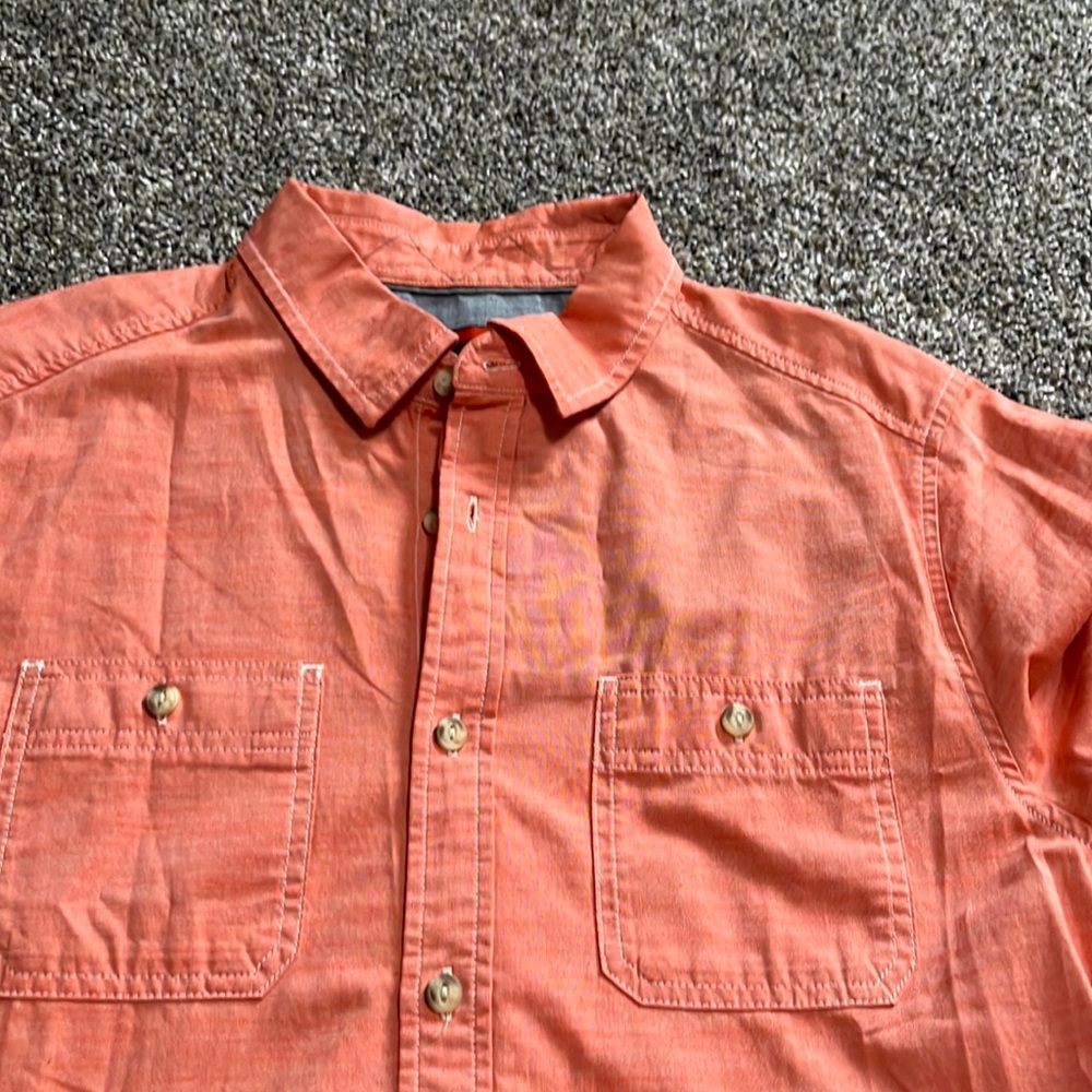 Like new salmon colored men’s north face long-sleevedOxford -men’s medium